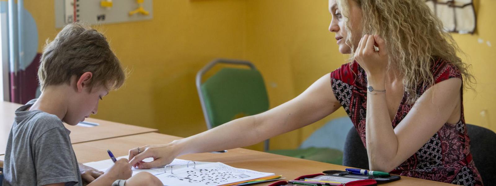 Kinder mit Lehrerin