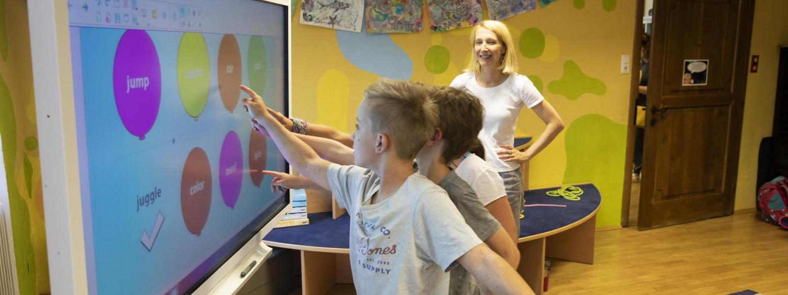 Schüler:innen beim Smartboard